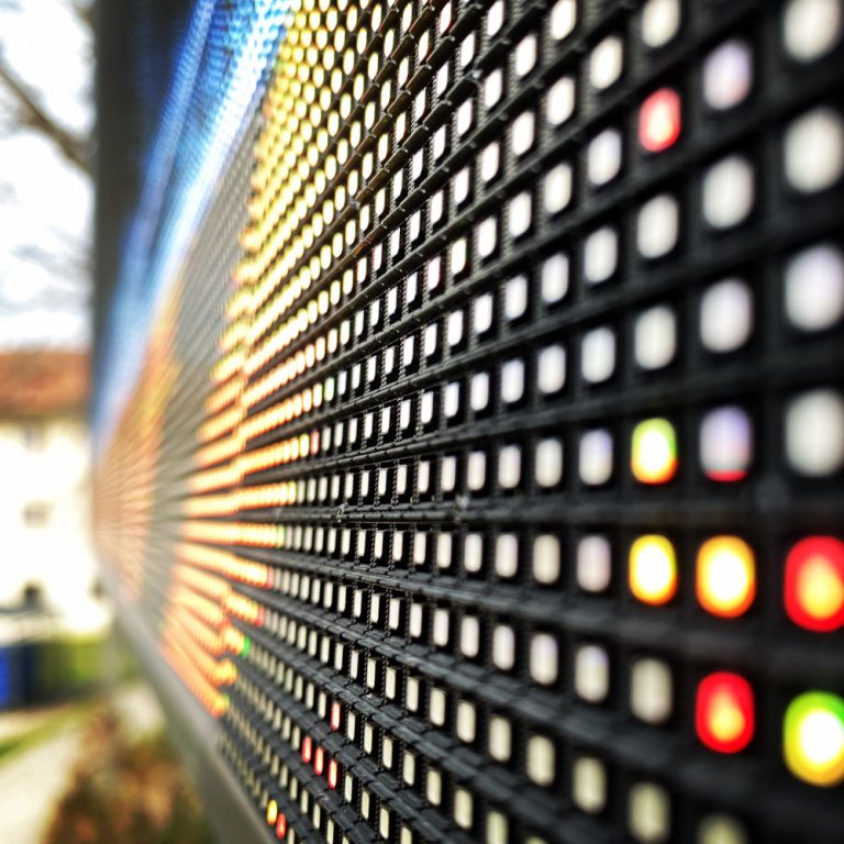 Kültéri LED-fal pixelei közelről